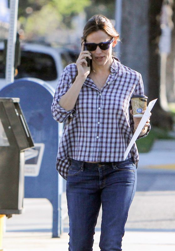Jennifer Garner is Seen Taking a Stroll in Los Angeles 4/18/2016