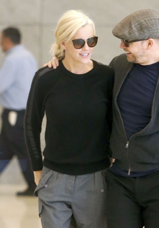 Jenny McCarthy And Donnie Wahlberg Kiss In NY Building 4/20/2016