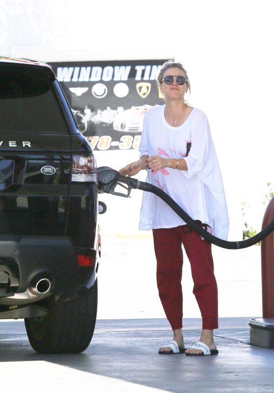 Kaley Cuoco Street Style - at a Gas Station in Los Angeles 4/4/2016
