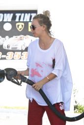 Kaley Cuoco Street Style - at a Gas Station in Los Angeles 4/4/2016