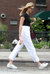 Karlie Kloss Outfit Ideas - Enjoying a Coffee and a Stroll Around New York City  4/25/2016