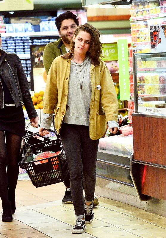 Kristen Stewart - Shopping at Gelson