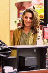 Kristen Stewart - Shopping at Gelson