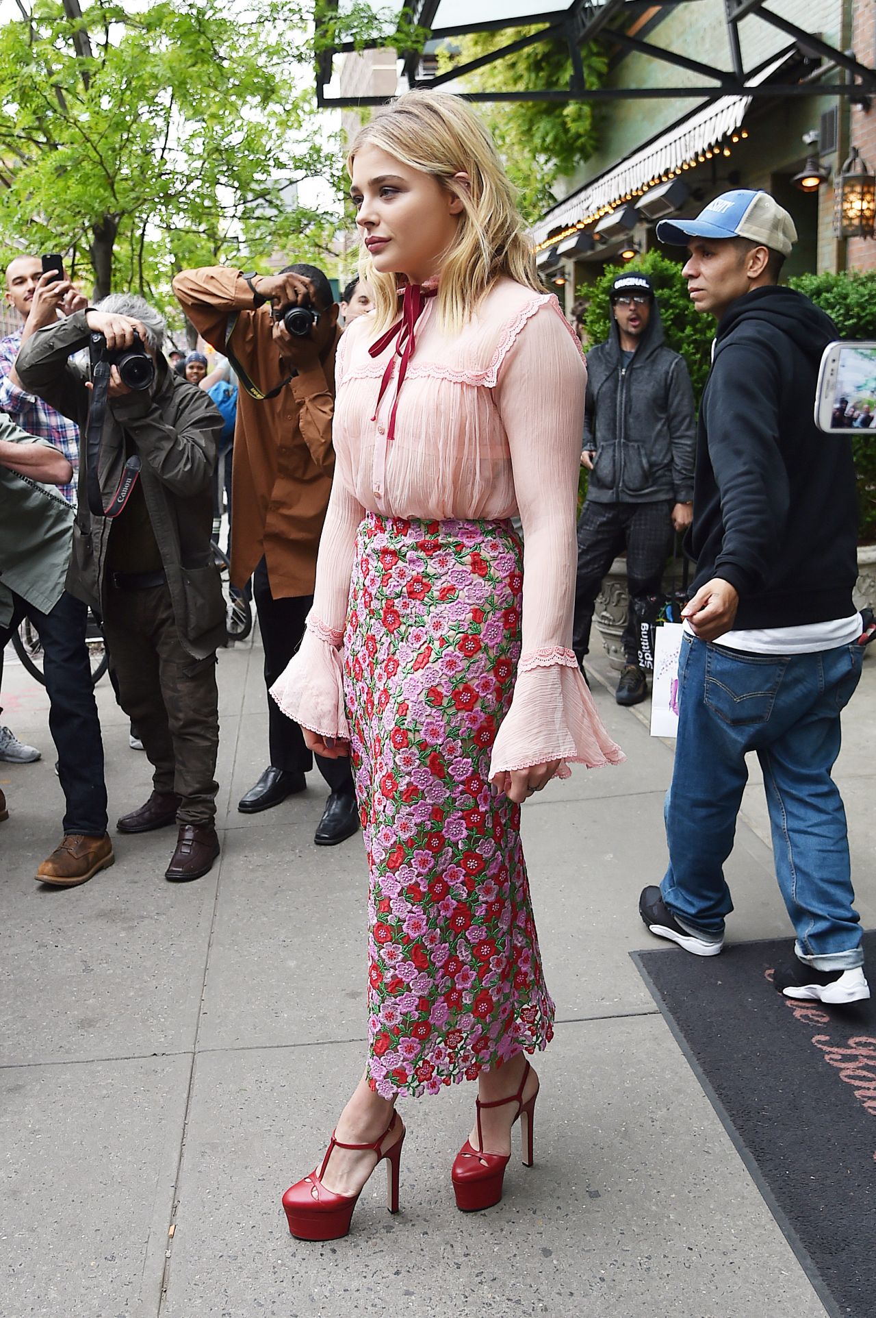 Gotta have Chlomo — Chloë Moretz out & about in NYC. [May 24, 2016]