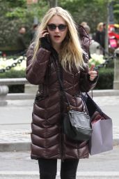 Dakota Fanning Casual Style - Shops In Manhattan, May 2016