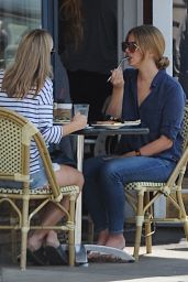 Lana Del Rey Street Style - Having Lunch With a Friend in Beverly Hills 5/23/2016