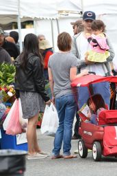 Mila Kunis and Ashton Kutcher at the Farmers Market in Los Angeles 5/29/2016