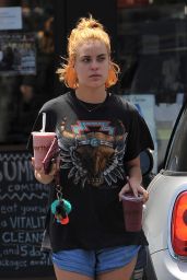 Tallulah Willis Picks Up Smoothies at Earthbar in West Hollywood 5/24/2016