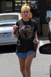 Tallulah Willis Picks Up Smoothies at Earthbar in West Hollywood 5/24/2016