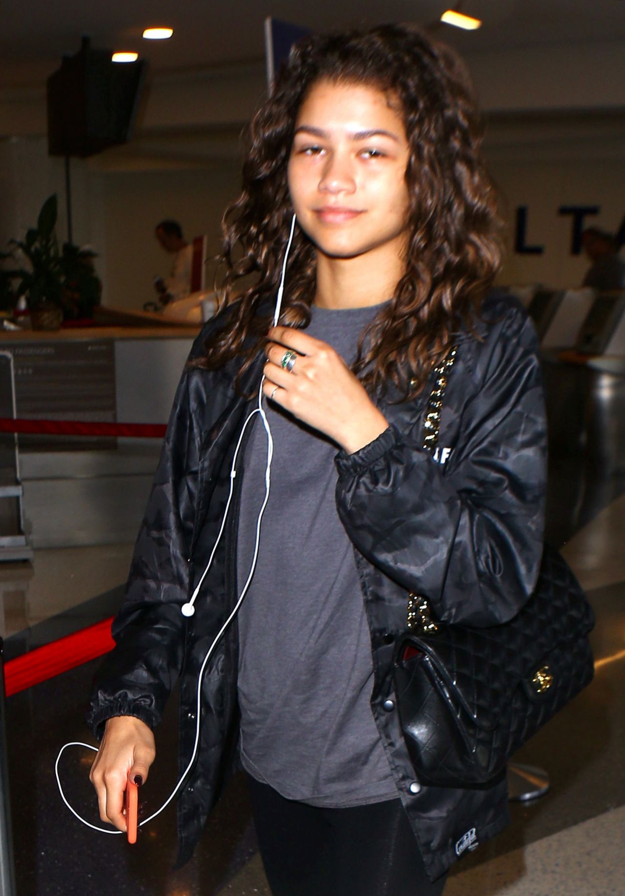 Zendaya Airport Style - at LAX in Los Angeles 3/10/2016 • CelebMafia