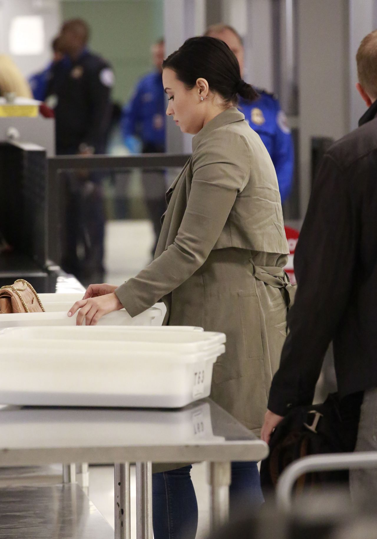 Demi Lovato Arrives at LAX Airport May 6, 2011 – Star Style