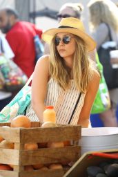 Elizabeth Olsen Street Style - Shopping at Farmer