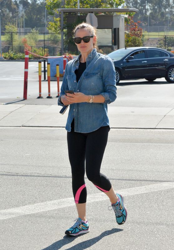 Jennifer Garner in Spandex - Arriving at the Gym For Her Morning Workout in Brentwood 6/20/2016