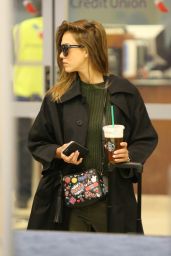 Jessica Alba Travel Outfit - Leaving JFK Airoport in New York 6/13/2016