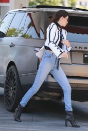 Kendall Jenner Booty in Jeans - Getting Gas in Los Angeles 6/2/2016 