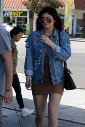 Kylie Jenner - Grabbing Lunch in Woodland Hills in California 6/23/2016