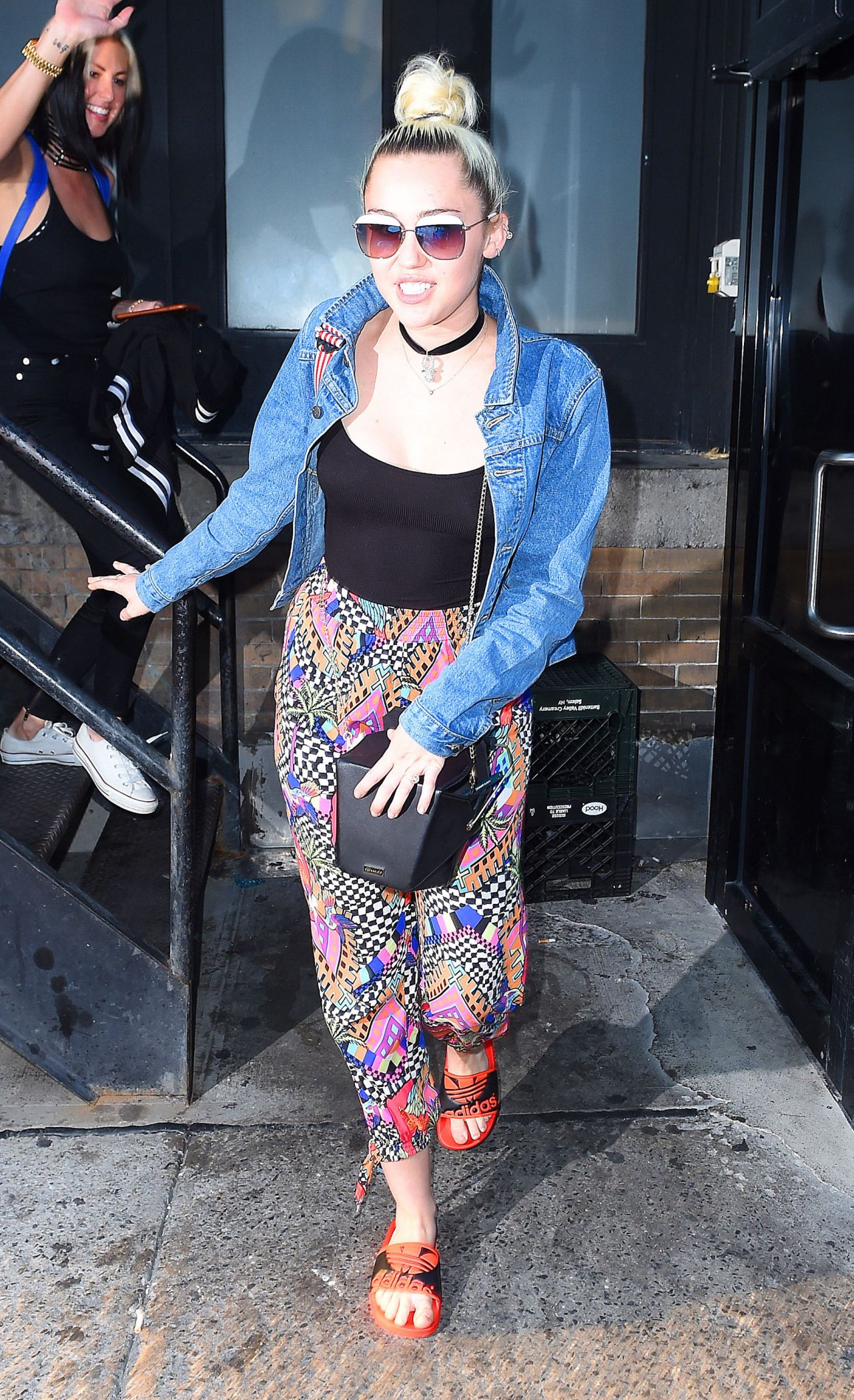 Miley Cyrus Urban Style - Out Grabbing Drinks in New York, 6/14/2016 ...