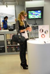 Paris Hilton - Shopping at the Apple Store in Milan, Italy 6/16/2016