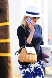 Reese Witherspoon Outfit Ideas - Out in Los Angeles 6/10/2016