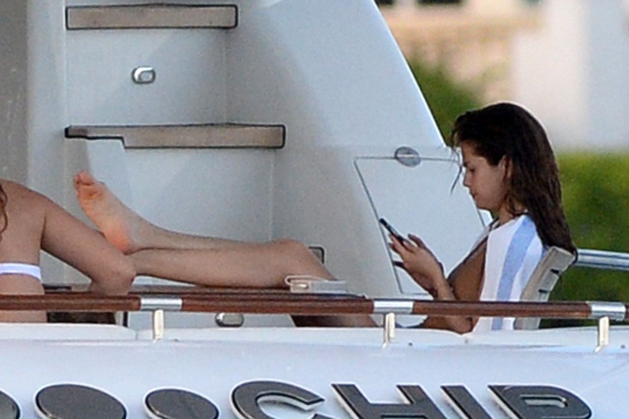 Selena gomez paparazzi boat