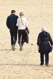 Taylor Swift - Enjoying a Day on the Beach With Tom Hiddleston and His Family in Suffolk, England 6/26/2016