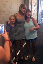 Taylor Swift - Greets Visitors at the Taylor Swift Education Center in Nashville 6/23/2016
