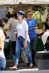 Anne Hathaway Street Style - Los Angeles, July 2016