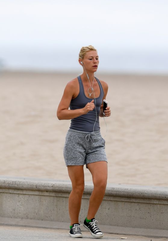 Claire Danes Jogging in Santa Monica, 07/06/2016 