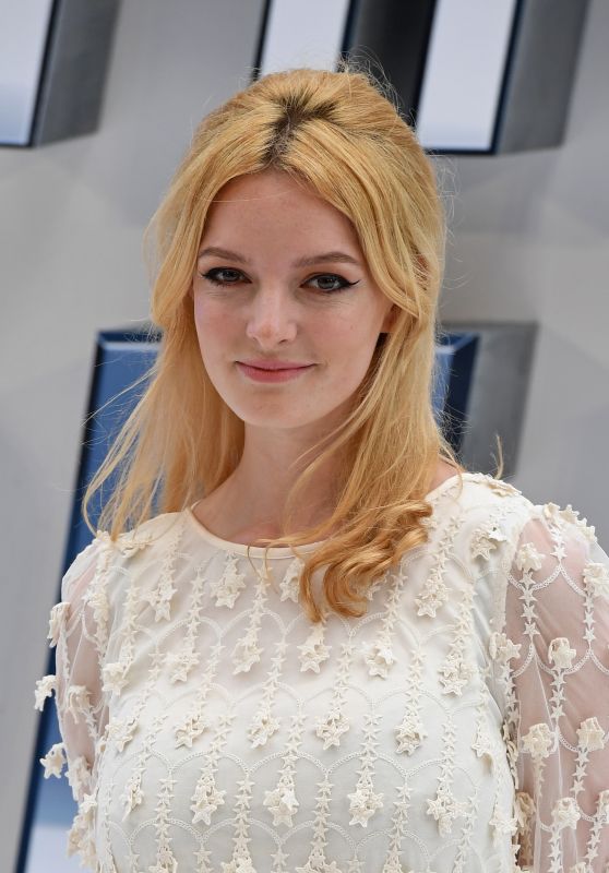 Dakota Blue Richards - 