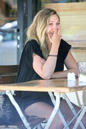 Elizabeth Olsen at Le Pain Quotidien in Los Angeles, July 2016