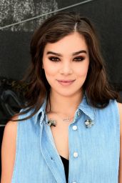 Hailee Steinfeld - Performing at Road to Rio in Venice Beach 7/23/2016