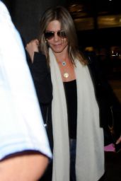 Jennifer Aniston Travel Outfit - LAX Airport i 7/25/2016 