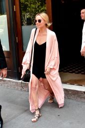 Margot Robbie Casual Style - New York City 07/27/2016