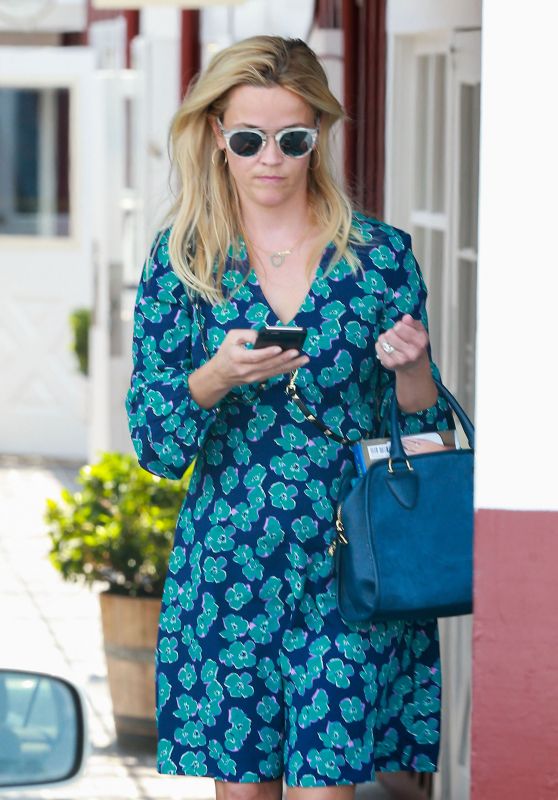 Reese Witherspoon at Country Mart in Brentwood 7/29/2016 