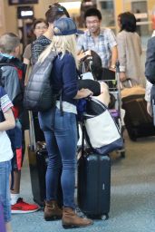 Reese Witherspoon Travel Outfit - Vancouver International Airport, July 2016