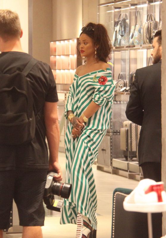 Rihanna - Shopping at Gucci