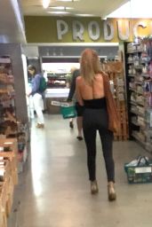 Rosie Huntington-Whiteley Shopping in Malibu, July 2016