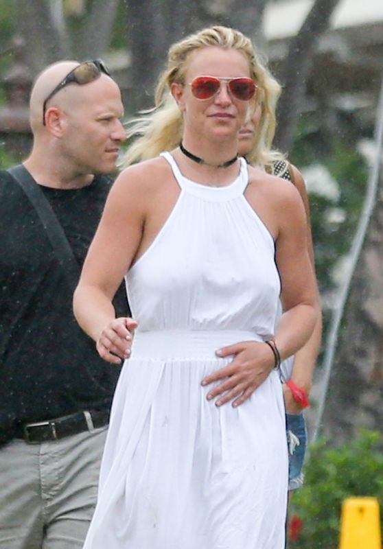Britney Spears - Shopping in Hawaii 8/7/2016 
