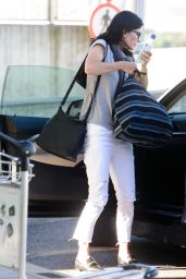 Courteney Cox Travel Outfit - Heathrow Airport in London 08/06/2016