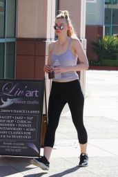 Elle Fanning in Leggings - Los Angeles 08/16/2016 