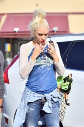 Gwen Stefani Urban Outfit - Leaving a Massage Place in Beverly Hills 8/28/2016