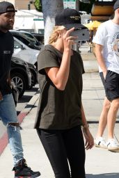 Hailey Baldwin at the Urth Cafe in Beverly Hills 8/18/2016 
