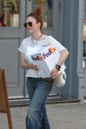 Julianne Moore - Picking up a FedEx Package in Manhattan