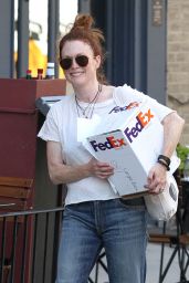 Julianne Moore - Picking up a FedEx Package in Manhattan
