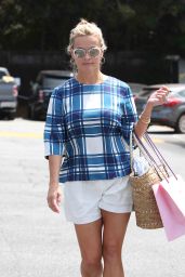 Reese Witherspoon at Brentwood Country Mart 8/5/2016 
