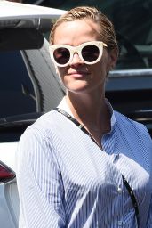 Reese Witherspoon Street Style - Los Angeles 03/08/2016