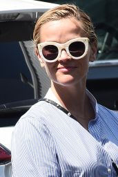 Reese Witherspoon Street Style - Los Angeles 03/08/2016