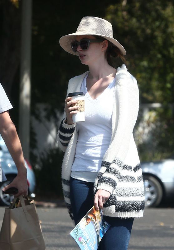 Anne Hathaway Street Style - Grabbing Some Coffee in Los Angeles 9/5/2016