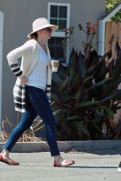 Anne Hathaway Street Style - Grabbing Some Coffee in Los Angeles 9/5/2016