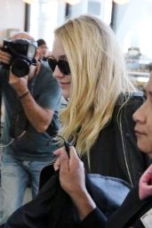 Dakota Fanning at the Toronto Airport 09/13/2016